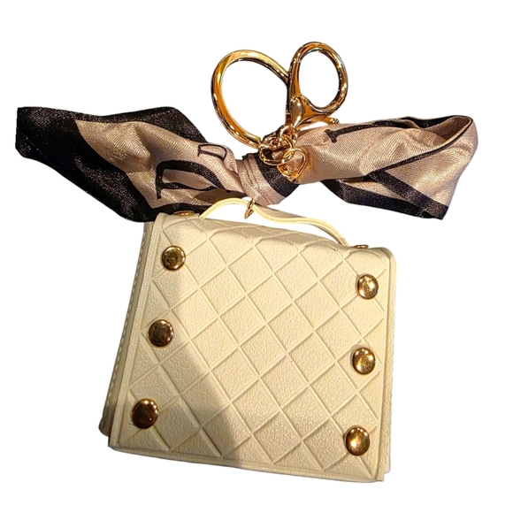 Chic Cream Quilted Handbag with Black Accents - Picture 5 of 6